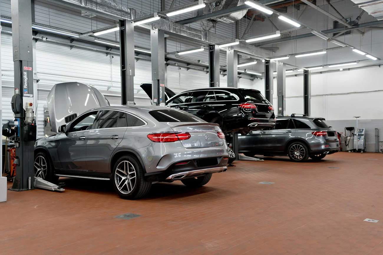 Цех: автомобили Mercedes-Benz на подъёмниках