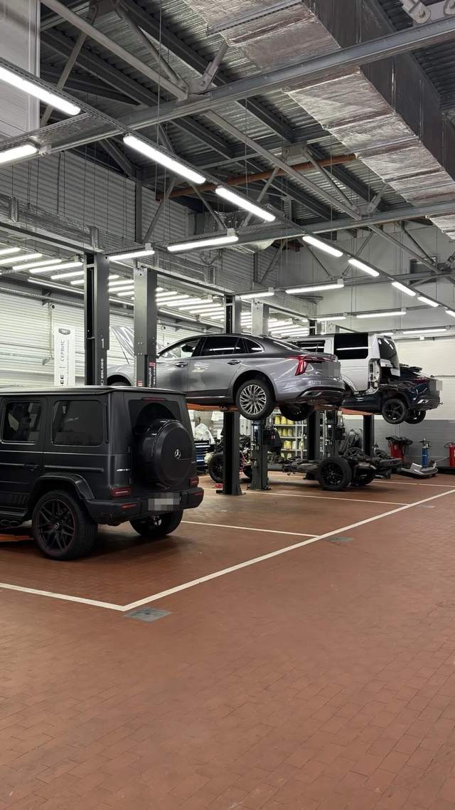 Цех: на подъёмниках стоят Hongqi, Mercedes-Benz G-класса и другие автомобили