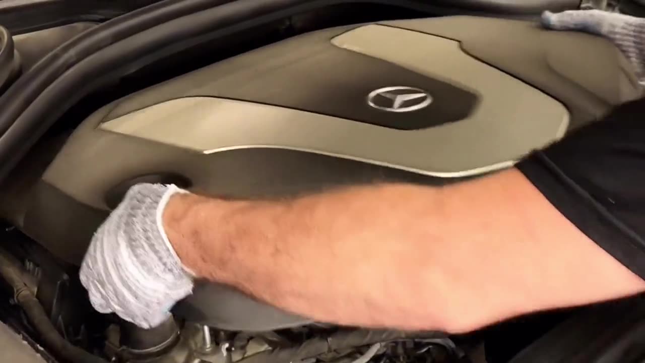 Замена масла и фильтра на двигателе Mercedes-Benz